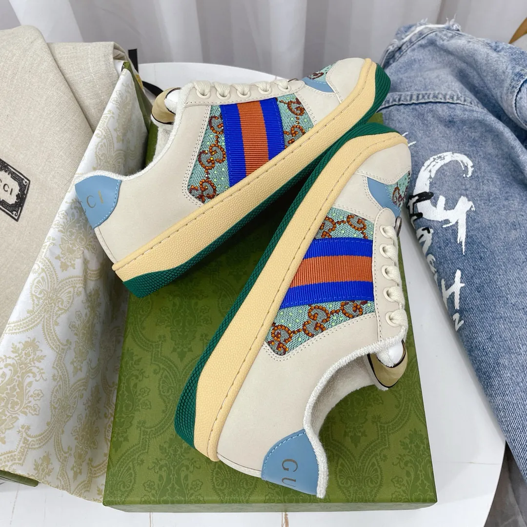 Factory price: 580💰 GUCCI Gucci's newly upgraded back cover lining, top-notch old dirty shoes, classic casual sports shoes for couples, retro sneakers and old G family dirty shoes, updated at the counter simultaneously! ①The shoe upper has the same water-based edge coating process as the original version⚠️The ordinary oil edges on the market have a strong glue feel and are easy to fall off! Grade A first-layer nubuck leather (with pores)/matching computer embroidered double G cloth, high-density terry velvet lining. ② A PVC transparent small round mark sealing line is added to the details of the midsole. The mold is opened six times and the jewelry craftsmanship is used to customize the two-color double G buckle, striving to be the same as the original version. A pair of buttons is more than three times more expensive than ordinary buckles on the market. ③An old two-color washable label, the chip is placed on the outer waist of the right foot, the entire shoe is completely hollowed out with rubber technology, TUP material (rubber to distinguish the market) with the latest green packaging from the counter, 3D printed handbag, and a pair of shoelaces. There is no pressure when entering and exiting the counter. You can buy a 1:1 accurate replica of the original version and modify and upgrade it repeatedly. The details are perfectly restored, the materials are all customized, and they are truly top-notch. Please look at the details clearly to identify the quality. Upper: First-layer frosted cowhide/embroidered double G cloth. Lining: original high-density velvet lining. Foot pads: original pearlescent sheepskin. Outsole: private molded vacuum TPU material. Packaging: original top-grade full set packaging at the counter. Shoe size: women's size 35-40, men's size 39-44 (men's size 38, 45🉑️customized, non-returnable)